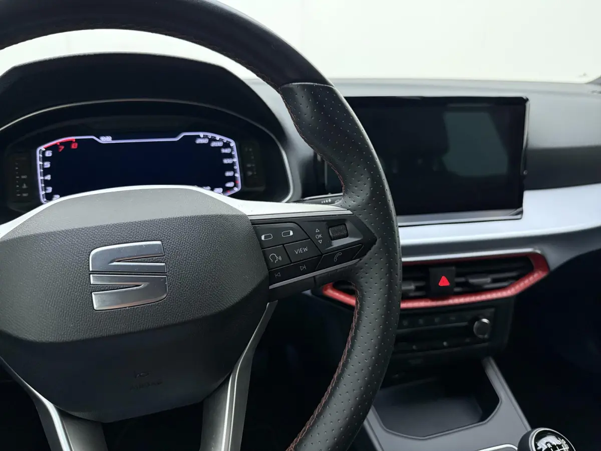 1.0 EcoTSI FR Business Intense | Half Leder | Beats Audio | Stoelverwarming | Camera | LED Koplampen | Apple Carplay / Android Auto | Virtual Cockpit |
