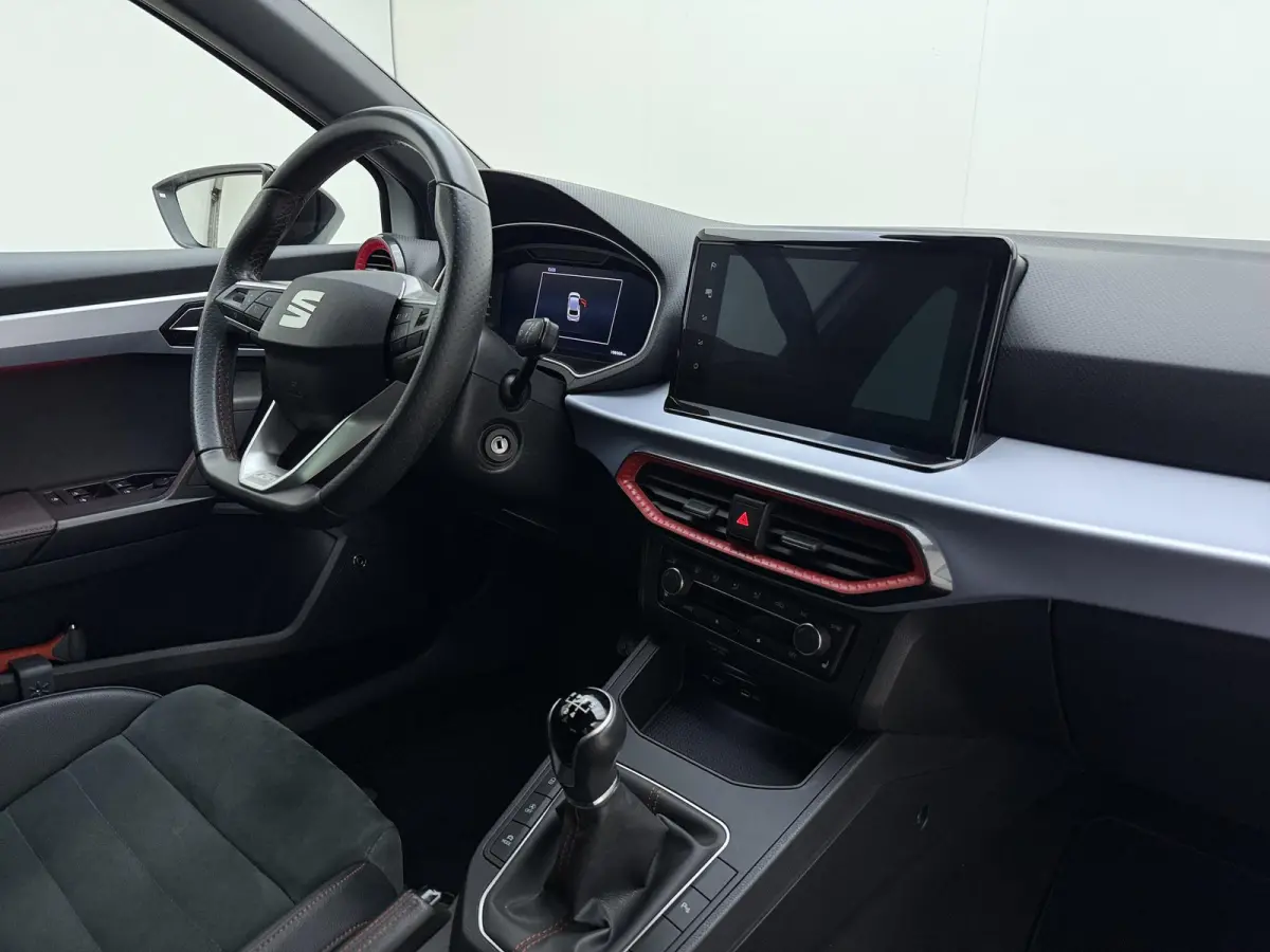 1.0 EcoTSI FR Business Intense | Half Leder | Beats Audio | Stoelverwarming | Camera | LED Koplampen | Apple Carplay / Android Auto | Virtual Cockpit |
