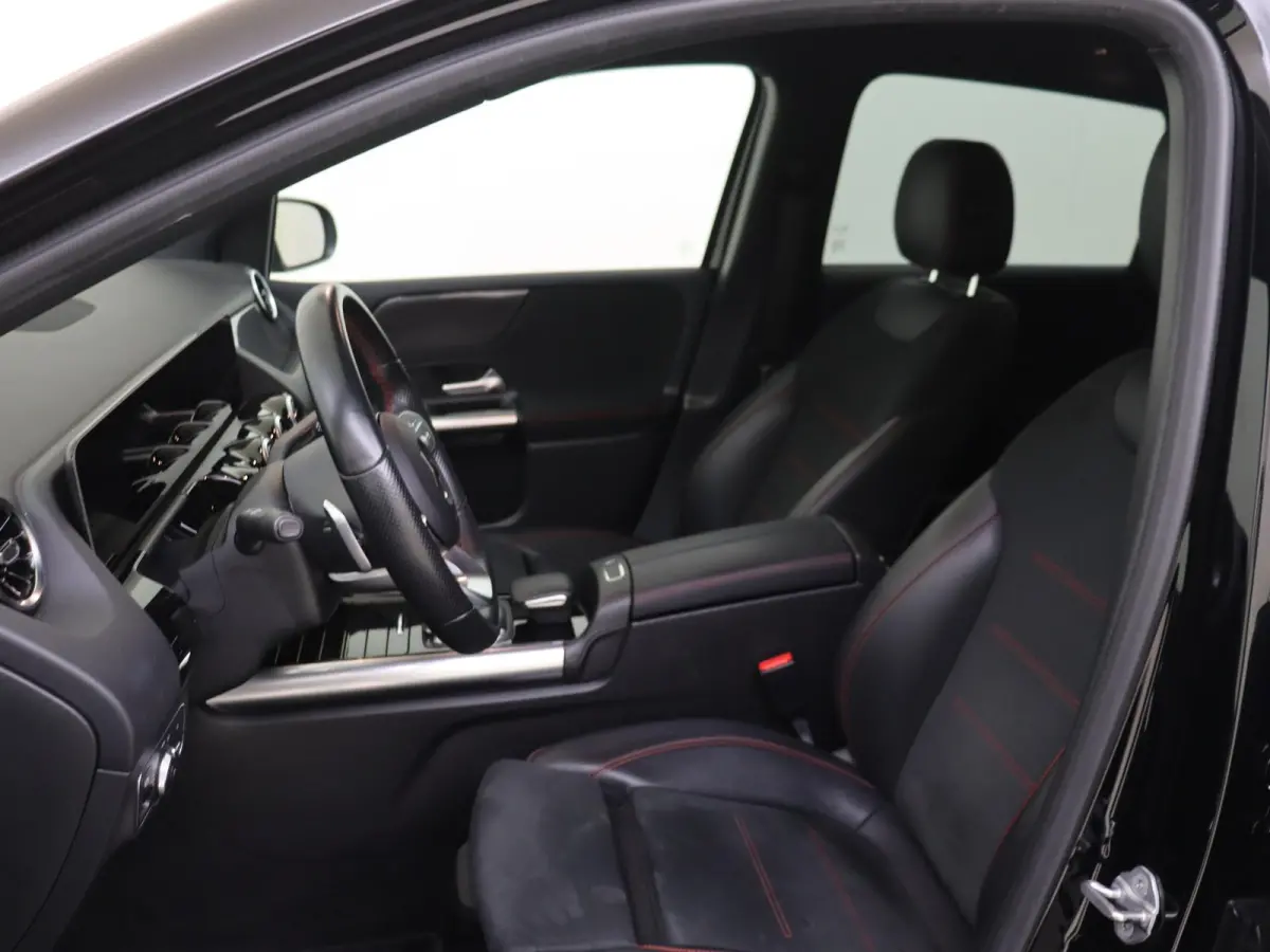 180 Business Solution AMG Automaat / Parkeercamera / Navi / Elektr. Spiegels / Elektr. Kofferklep /