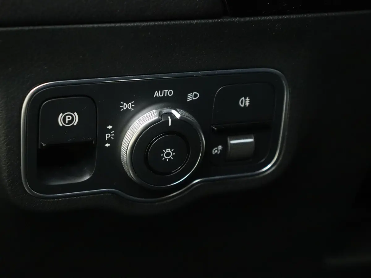180 Business Solution AMG Automaat / Parkeercamera / Navi / Elektr. Spiegels / Elektr. Kofferklep /