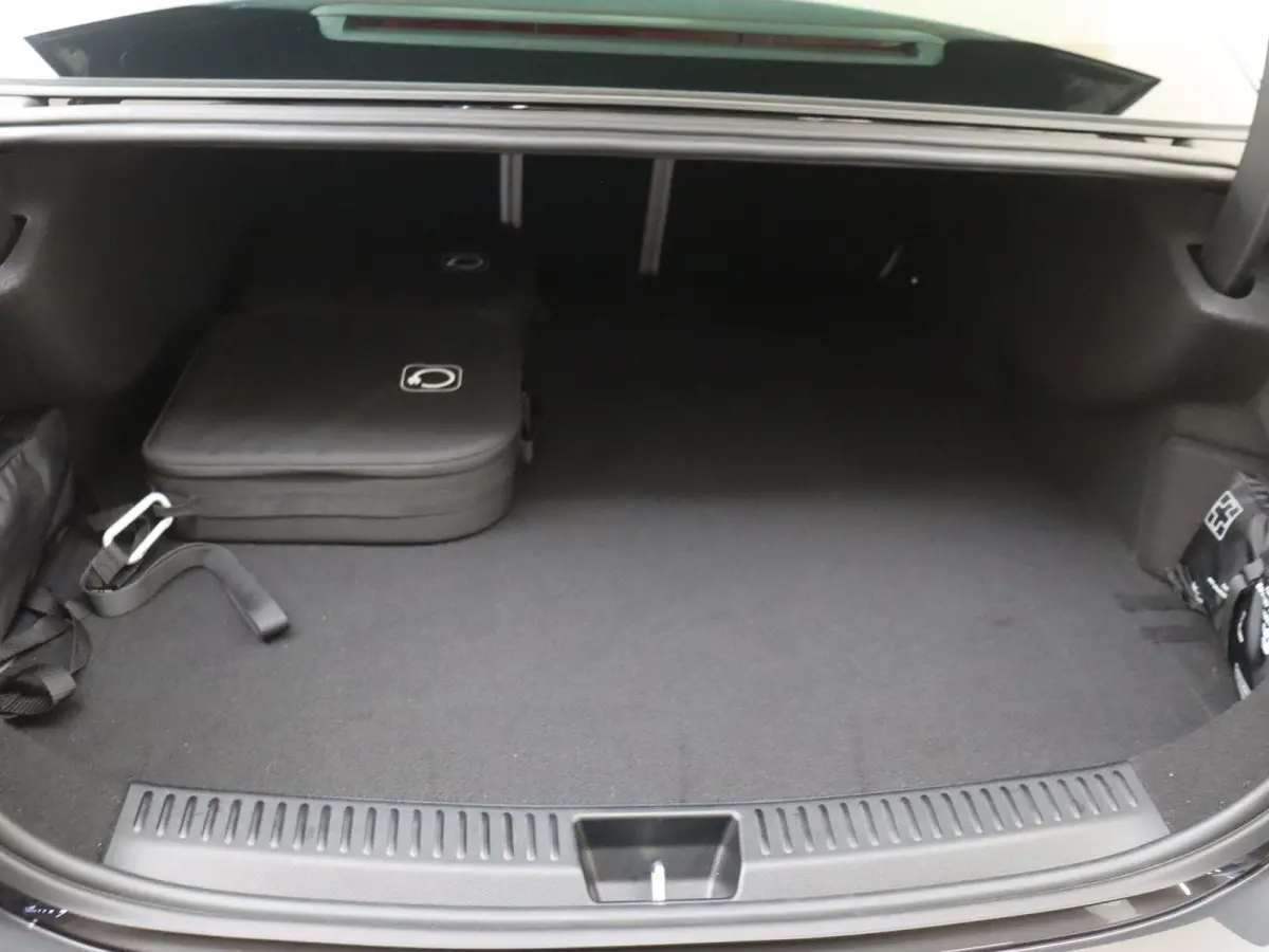 300 e Luxury Line /Memory stoelen /360 Camera /Keyless go /Augmented reality