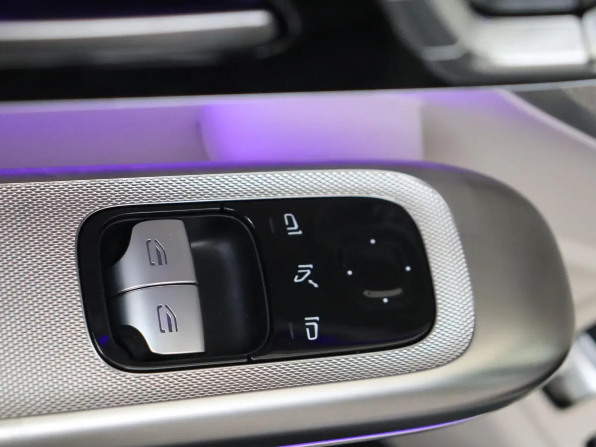 300 e AMG Line / Premium Plus/ Burmester/ Head Up/ Stoelverwarming- & Ventilatie/ Panoramadak/ 19 inch/ Beige interieur