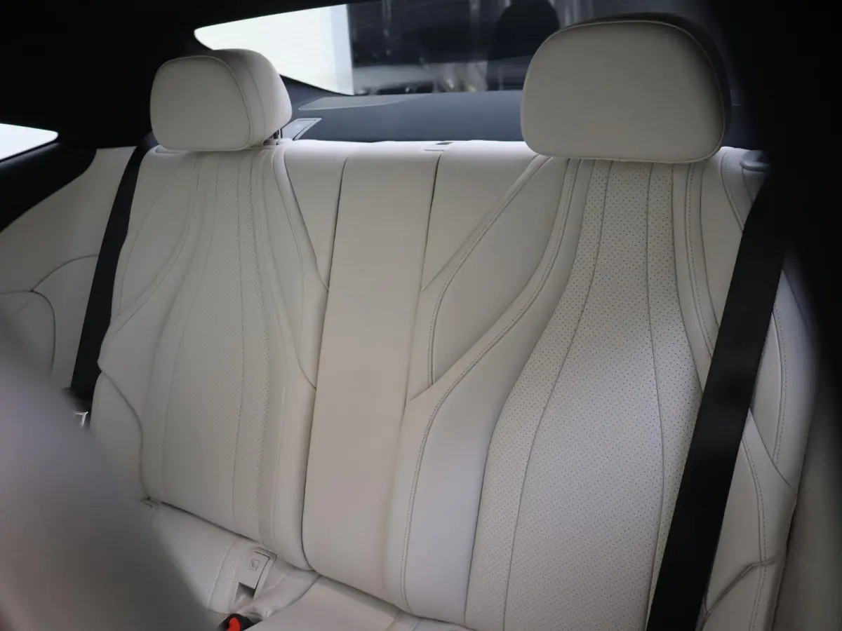 300 e AMG Line / Premium Plus/ Burmester/ Head Up/ Stoelverwarming- & Ventilatie/ Panoramadak/ 19 inch/ Beige interieur