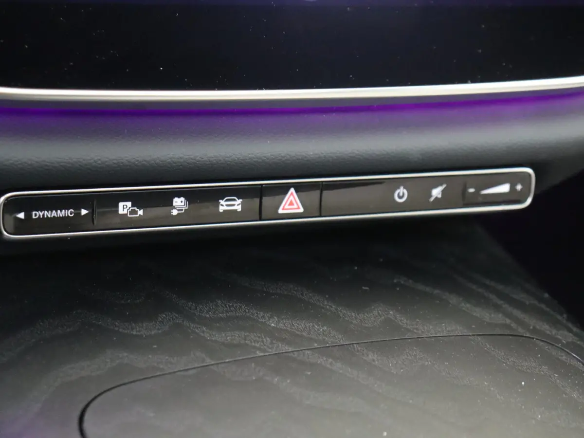 300 e AMG Line / Panoramadak/ 20 inch/ Night/ SUPERSCREEN/ Burmester 4D/ Digital Light/ Beige interieur