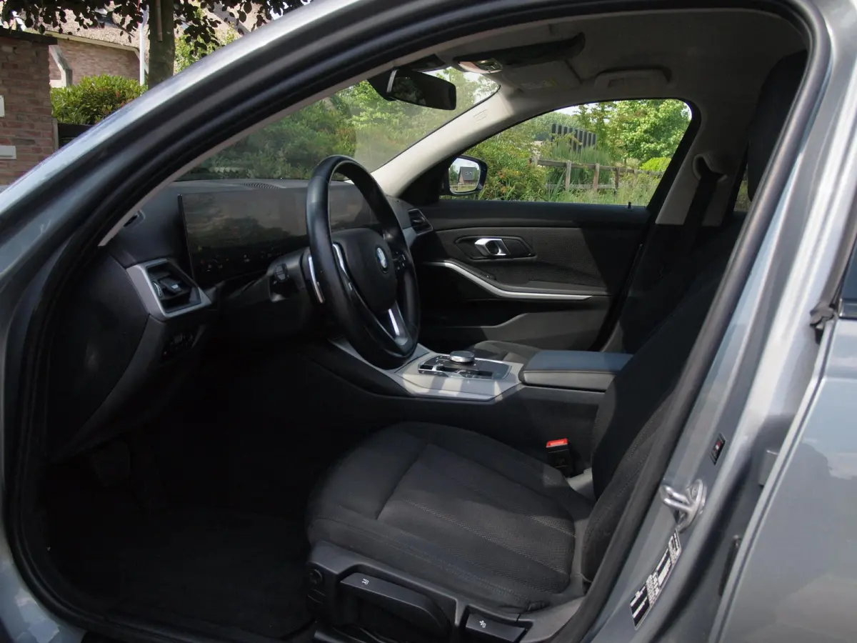 318i | Virtual Cockpit | Facelift Model | Apple Carplay | 19 Inch | NL-Auto |