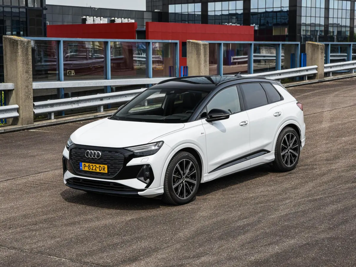 40 Launch edition S Competition 77 kWh | Trekhaak | HUD | Warmtepomp | ACC | Matrix LED | Leder | Keyless | Camera | Sonos audio | 20" | Dealeronderhouden