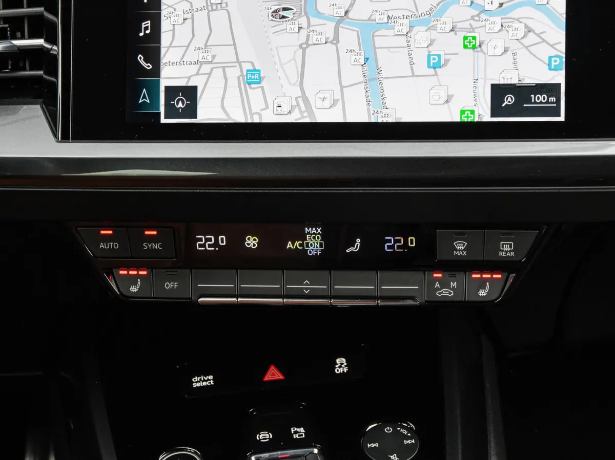 40 Launch edition S Competition 77 kWh | Trekhaak | HUD | Warmtepomp | ACC | Matrix LED | Leder | Keyless | Camera | Sonos audio | 20" | Dealeronderhouden