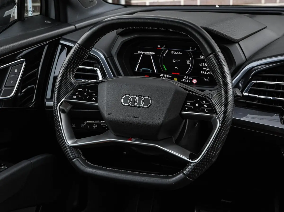 40 Launch edition S Competition 77 kWh | Trekhaak | HUD | Warmtepomp | ACC | Matrix LED | Leder | Keyless | Camera | Sonos audio | 20" | Dealeronderhouden