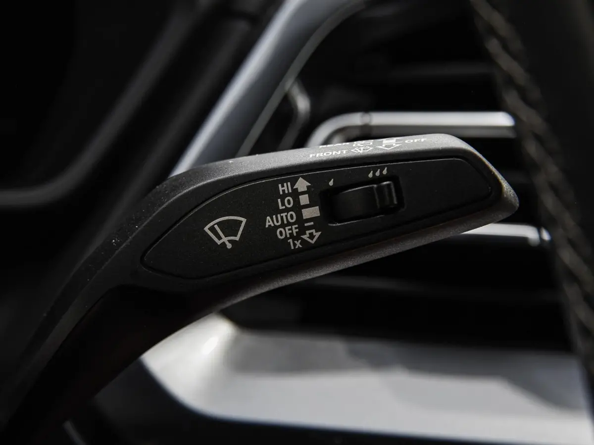 40 Launch edition S Competition 77 kWh | Trekhaak | HUD | Warmtepomp | ACC | Matrix LED | Leder | Keyless | Camera | Sonos audio | 20" | Dealeronderhouden