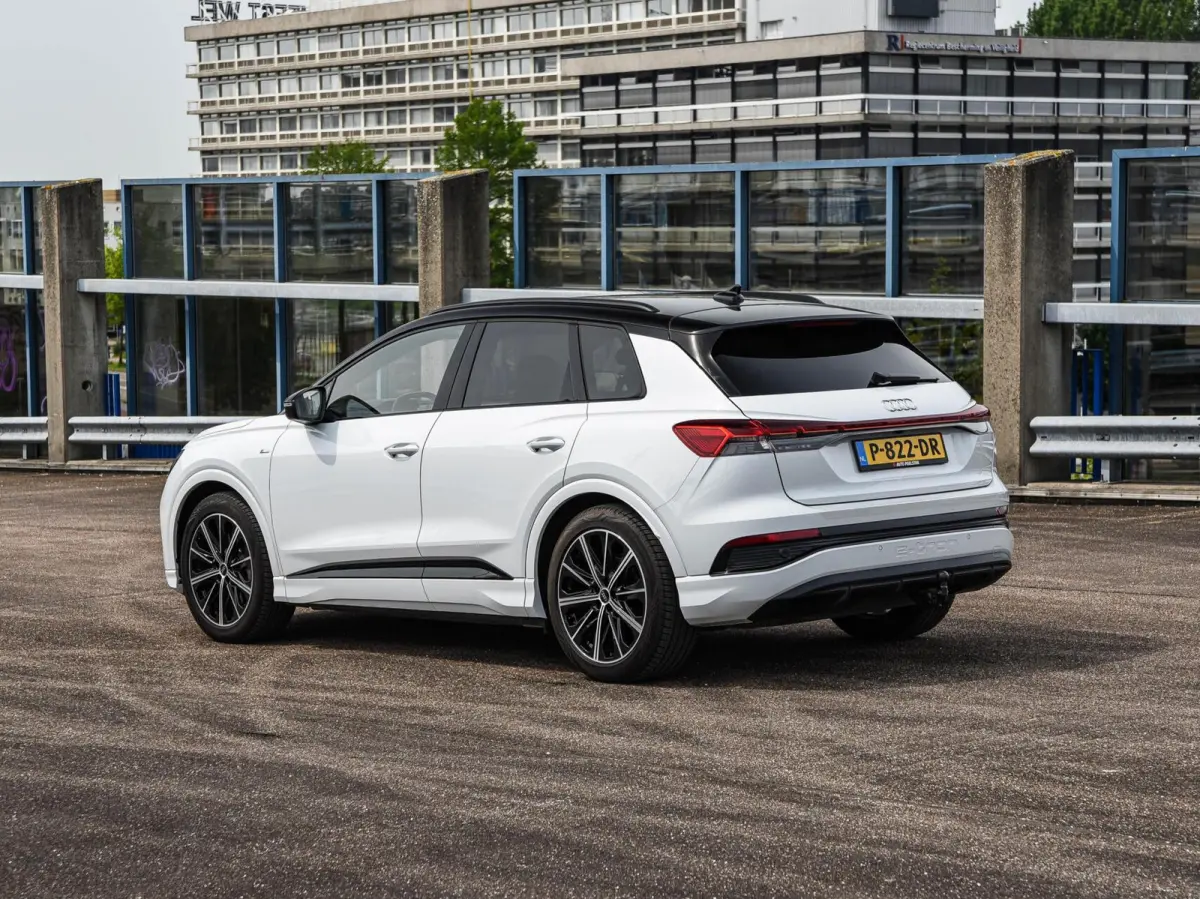 40 Launch edition S Competition 77 kWh | Trekhaak | HUD | Warmtepomp | ACC | Matrix LED | Leder | Keyless | Camera | Sonos audio | 20" | Dealeronderhouden
