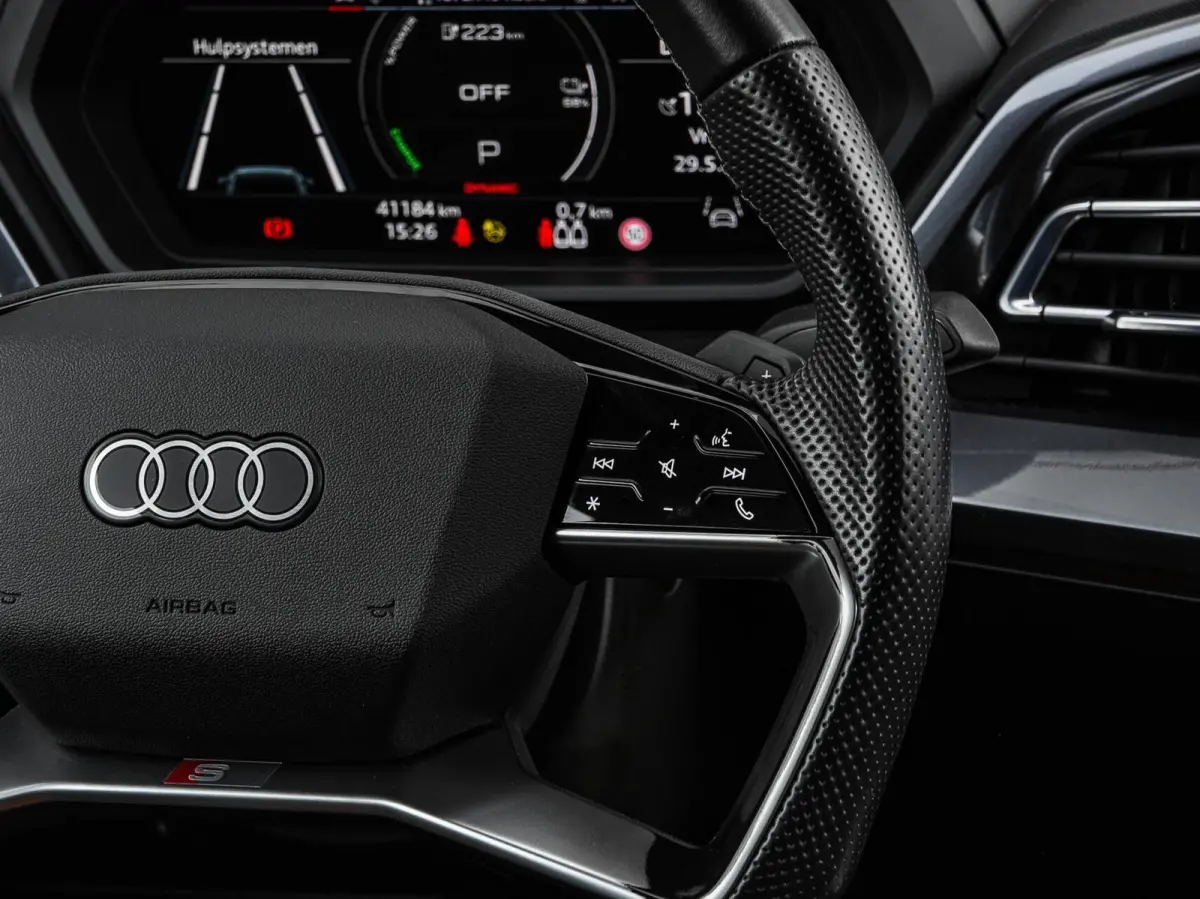 40 Launch edition S Competition 77 kWh | Trekhaak | HUD | Warmtepomp | ACC | Matrix LED | Leder | Keyless | Camera | Sonos audio | 20" | Dealeronderhouden