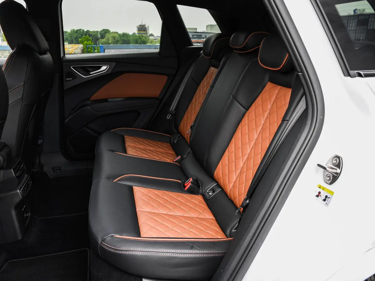 40 Launch edition S Competition 77 kWh | Trekhaak | HUD | Warmtepomp | ACC | Matrix LED | Leder | Keyless | Camera | Sonos audio | 20" | Dealeronderhouden
