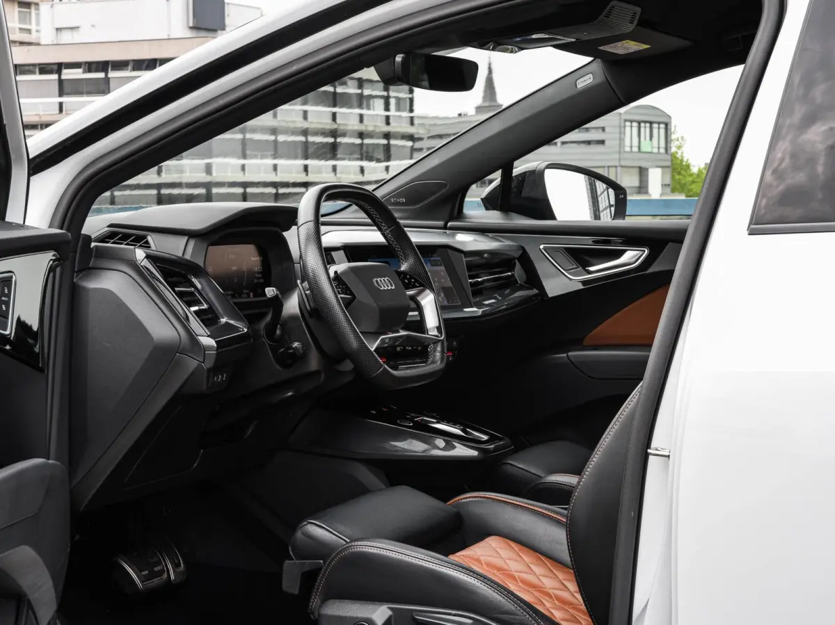 40 Launch edition S Competition 77 kWh | Trekhaak | HUD | Warmtepomp | ACC | Matrix LED | Leder | Keyless | Camera | Sonos audio | 20" | Dealeronderhouden
