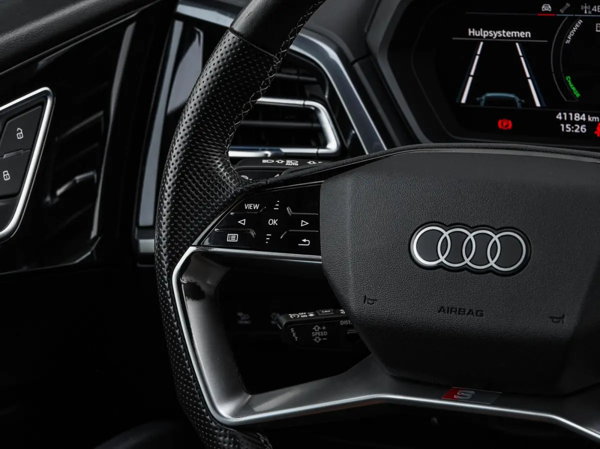 40 Launch edition S Competition 77 kWh | Trekhaak | HUD | Warmtepomp | ACC | Matrix LED | Leder | Keyless | Camera | Sonos audio | 20" | Dealeronderhouden