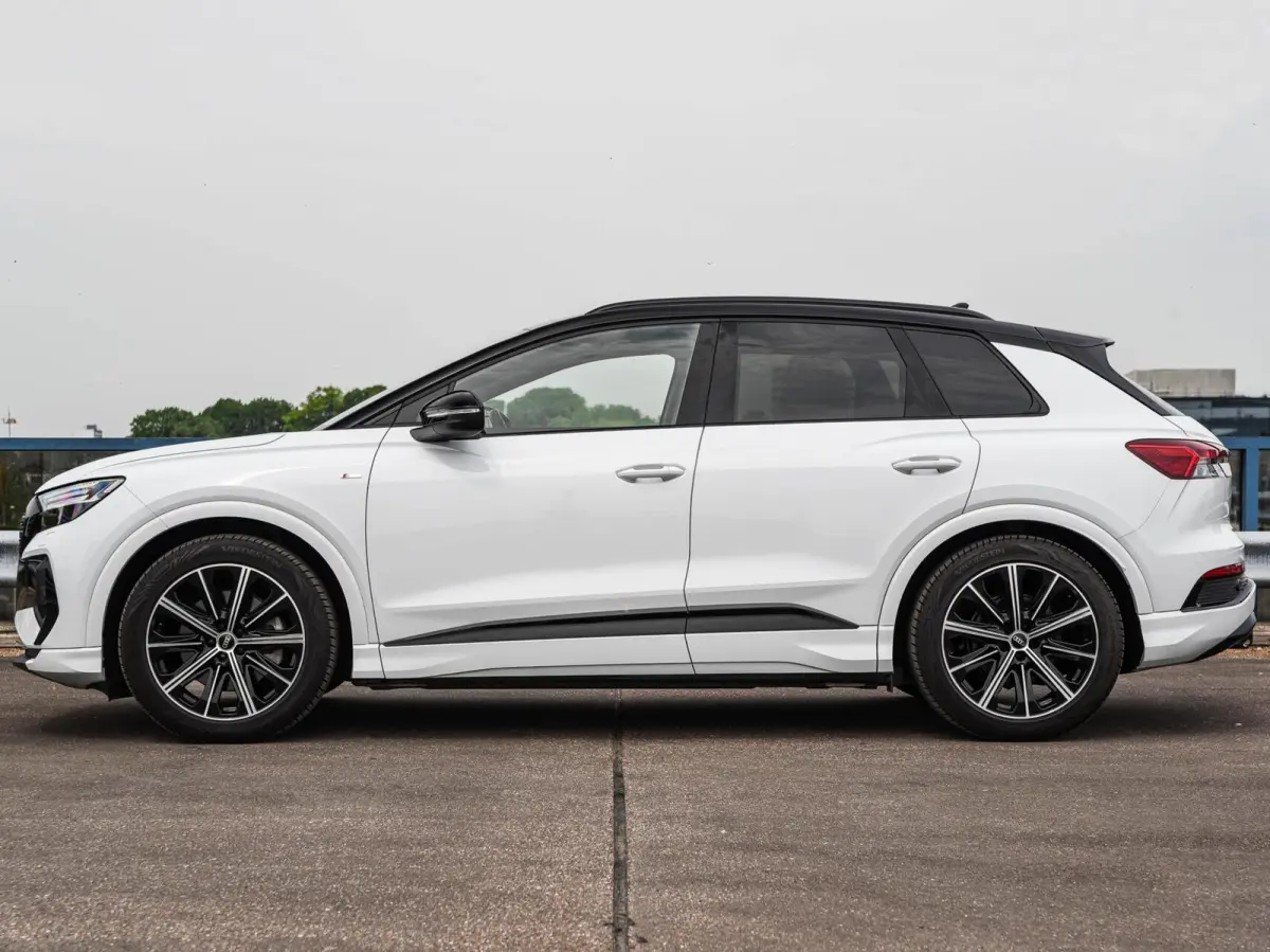40 Launch edition S Competition 77 kWh | Trekhaak | HUD | Warmtepomp | ACC | Matrix LED | Leder | Keyless | Camera | Sonos audio | 20" | Dealeronderhouden