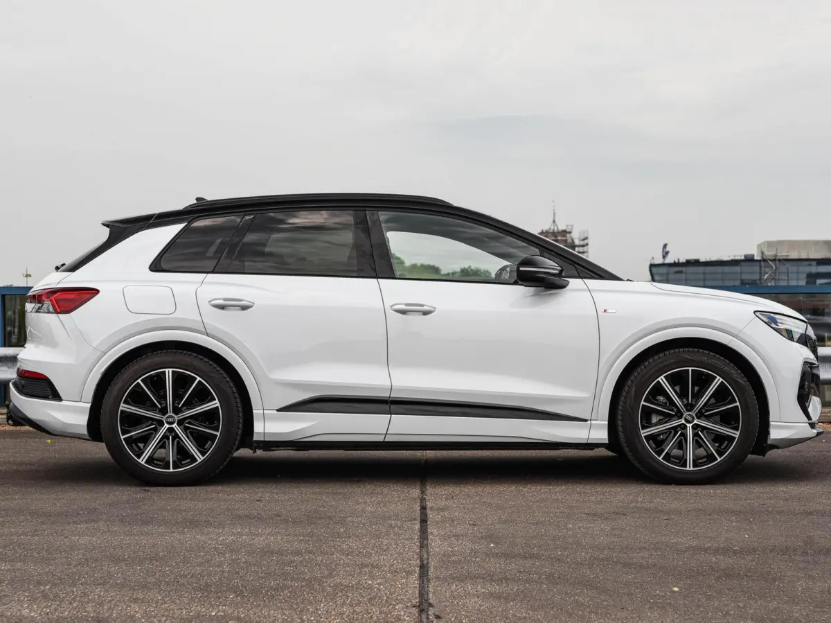 40 Launch edition S Competition 77 kWh | Trekhaak | HUD | Warmtepomp | ACC | Matrix LED | Leder | Keyless | Camera | Sonos audio | 20" | Dealeronderhouden