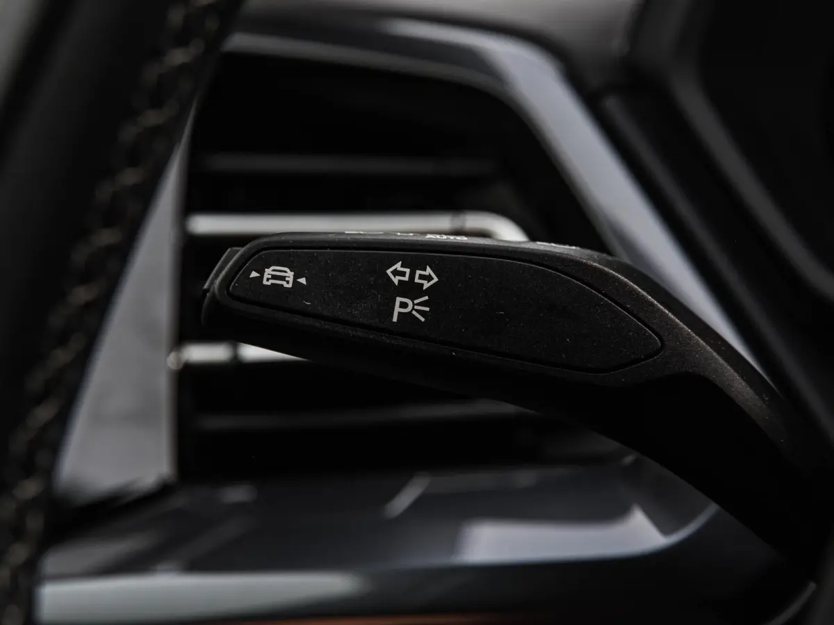40 Launch edition S Competition 77 kWh | Trekhaak | HUD | Warmtepomp | ACC | Matrix LED | Leder | Keyless | Camera | Sonos audio | 20" | Dealeronderhouden