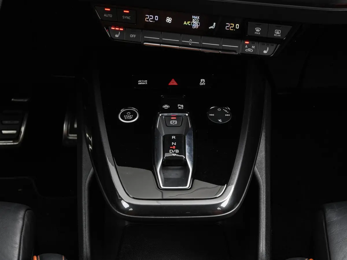 40 Launch edition S Competition 77 kWh | Trekhaak | HUD | Warmtepomp | ACC | Matrix LED | Leder | Keyless | Camera | Sonos audio | 20" | Dealeronderhouden