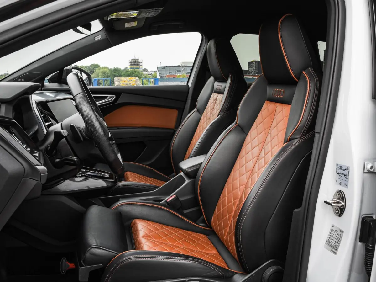 40 Launch edition S Competition 77 kWh | Trekhaak | HUD | Warmtepomp | ACC | Matrix LED | Leder | Keyless | Camera | Sonos audio | 20" | Dealeronderhouden
