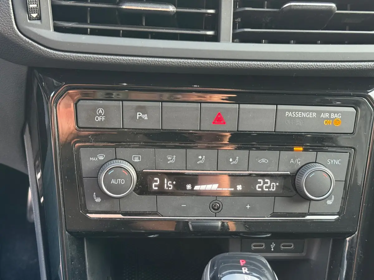 1.0 TSI 2x R-Line, Stoelverwarming,Apple Carplay/Android,Adaptieve Cruise control,Navigatie