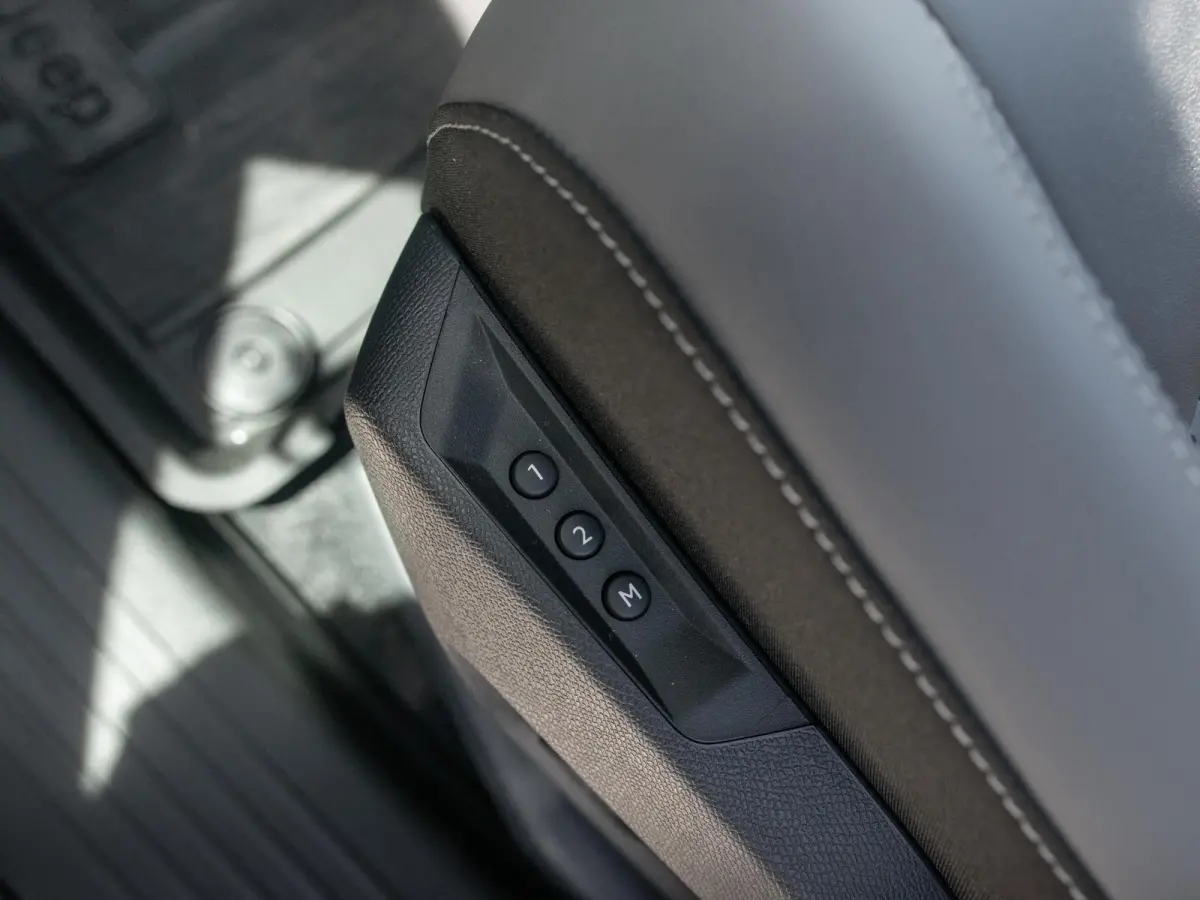 First Edition 74 kWh | Adapt. Cruise | Camera | Carplay | 20" | Elektr. A-Klep | Navi | Winter Pack | Schuif/Kanteldak | Premium Pack | Conv. Pack | Warmtepomp
