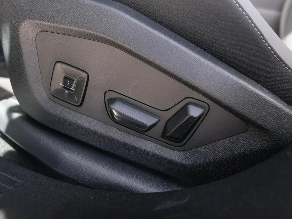 First Edition 74 kWh | Adapt. Cruise | Camera | Carplay | 20" | Elektr. A-Klep | Navi | Winter Pack | Schuif/Kanteldak | Premium Pack | Conv. Pack | Warmtepomp