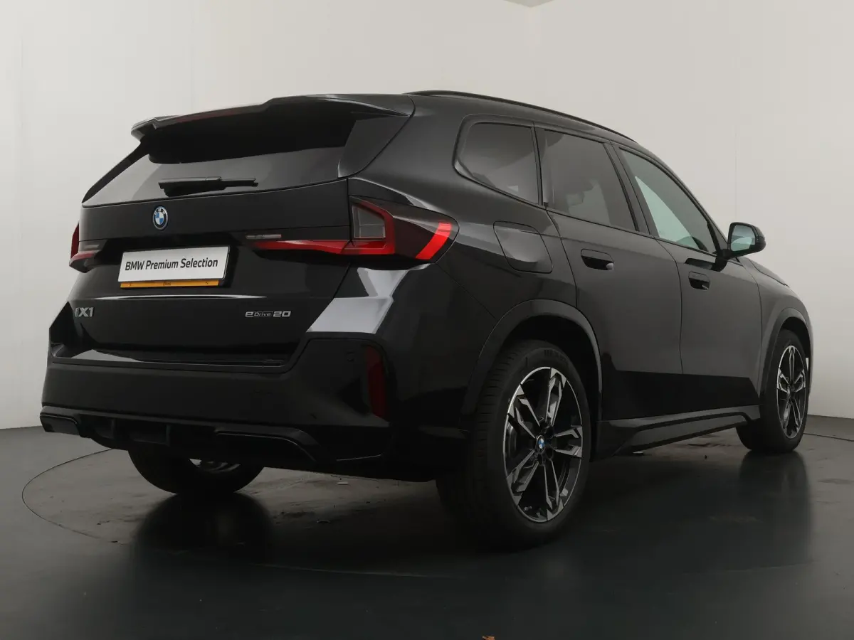 eDrive20 67 kWh M Sport Edition | SoH 100% | Comfort Access | Elektrisch bediende stoel | Massage | Panoramadak | Adaptive Cruise |