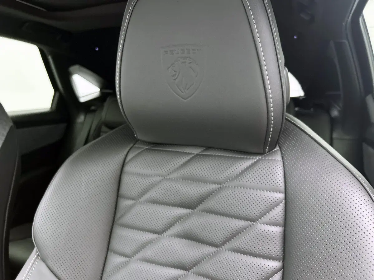 1.6 plug-in Hybrid 225pk GT Exclusive Automaat | Schuif-/Kanteldak | Elektrische Verstelb. Bestuurdersstoel | 360° Camera | Navigatie | Stoelverwarming Voor + Achter | Leder | Elektrische K