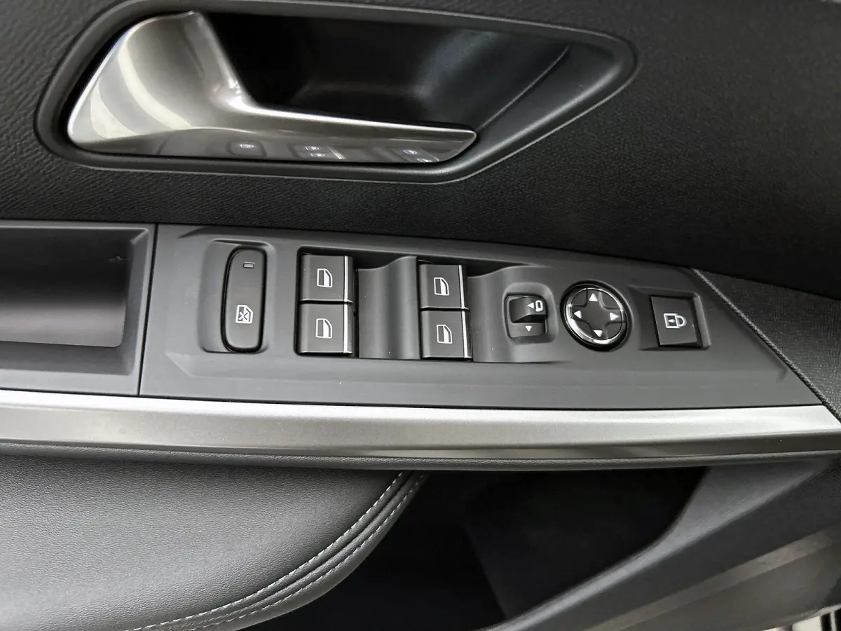 1.6 plug-in Hybrid 225pk GT Exclusive Automaat | Schuif-/Kanteldak | Elektrische Verstelb. Bestuurdersstoel | 360° Camera | Navigatie | Stoelverwarming Voor + Achter | Leder | Elektrische K