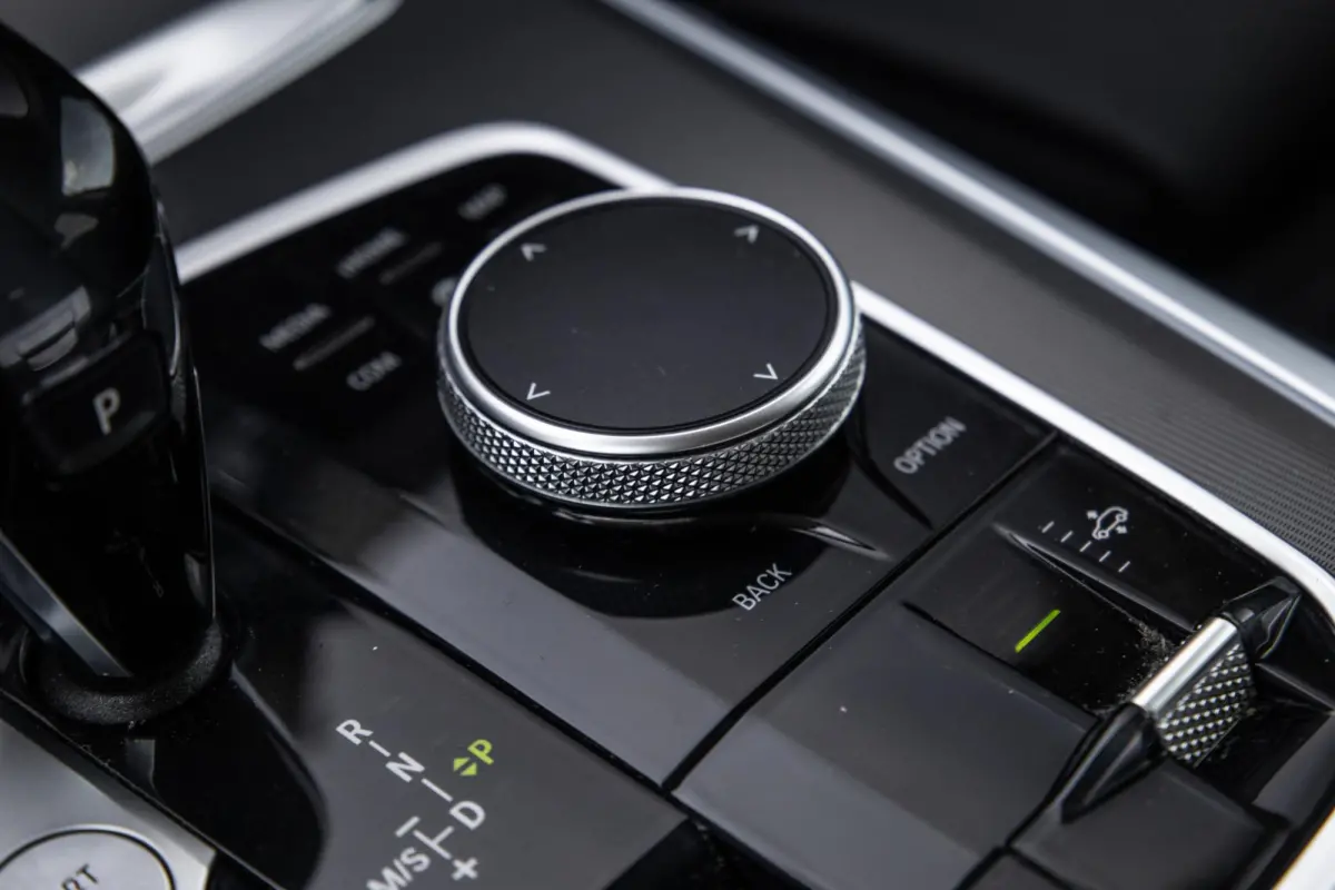 xDrive45e Executive CARPLAY / CAMERA / DEALER ONDERHOUDEN / LEER / STOELVERWARMING / BLACK ON BLACK