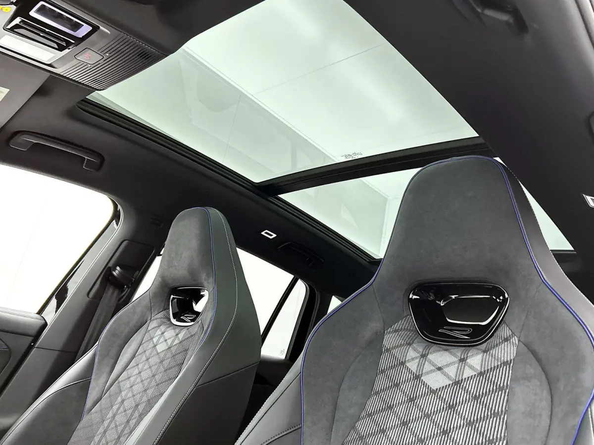 1.5 eHybrid R-Line Edition 204 PK Plug in Hybride | Panoramadak | Black Style | Apple Carplay | 360 Camera | Stoelverwarming | Navigatie | Achterklep elektrisch | Keyless Access | Head-Up di
