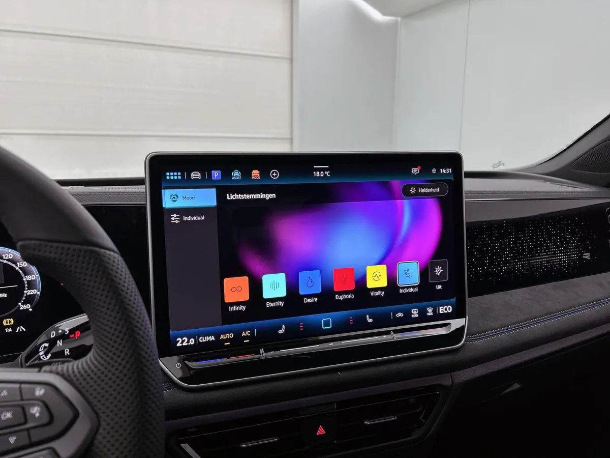 1.5 eHybrid R-Line Edition 204 PK Plug in Hybride | Panoramadak | Black Style | Apple Carplay | 360 Camera | Stoelverwarming | Navigatie | Achterklep elektrisch | Keyless Access | Head-Up di