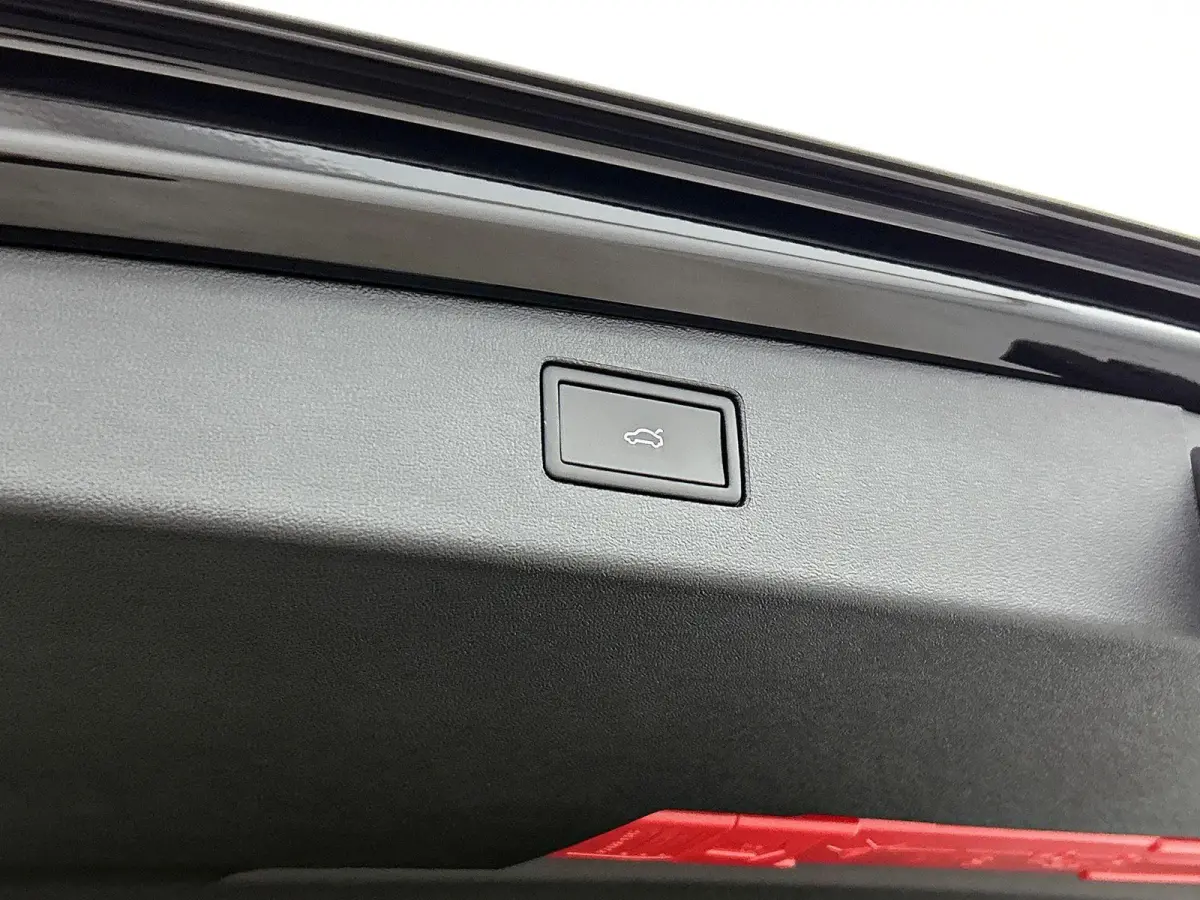 1.5 eHybrid R-Line Edition 204 PK Plug in Hybride | Panoramadak | Black Style | Apple Carplay | 360 Camera | Stoelverwarming | Navigatie | Achterklep elektrisch | Keyless Access | Head-Up di