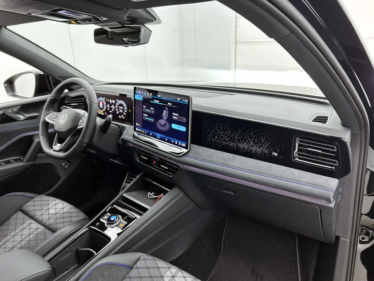 1.5 eHybrid R-Line Edition 204 PK Plug in Hybride | Panoramadak | Black Style | Apple Carplay | 360 Camera | Stoelverwarming | Navigatie | Achterklep elektrisch | Keyless Access | Head-Up di