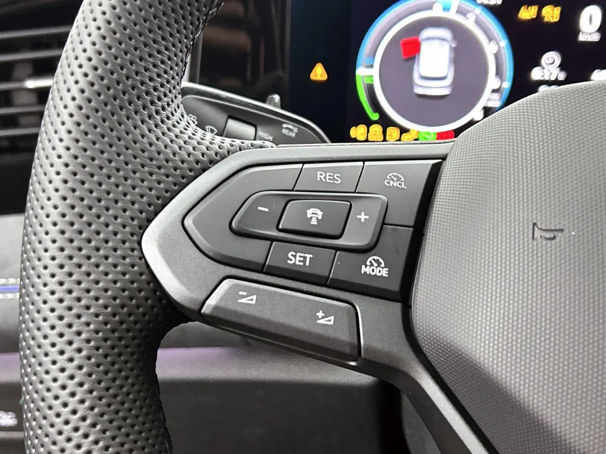 1.5 eHybrid R-Line Edition 204 PK Plug in Hybride | Panoramadak | Black Style | Apple Carplay | 360 Camera | Stoelverwarming | Navigatie | Achterklep elektrisch | Keyless Access | Head-Up di