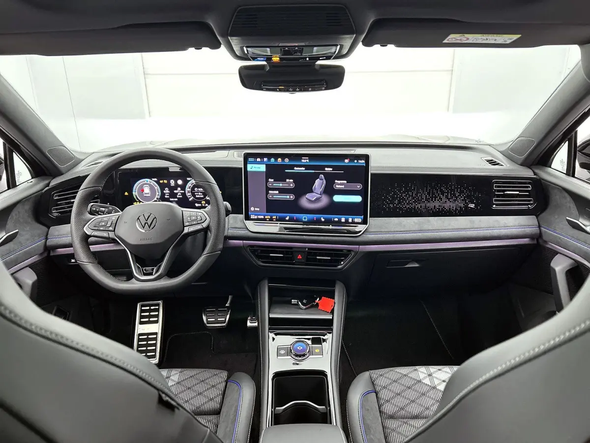 1.5 eHybrid R-Line Edition 204 PK Plug in Hybride | Panoramadak | Black Style | Apple Carplay | 360 Camera | Stoelverwarming | Navigatie | Achterklep elektrisch | Keyless Access | Head-Up di