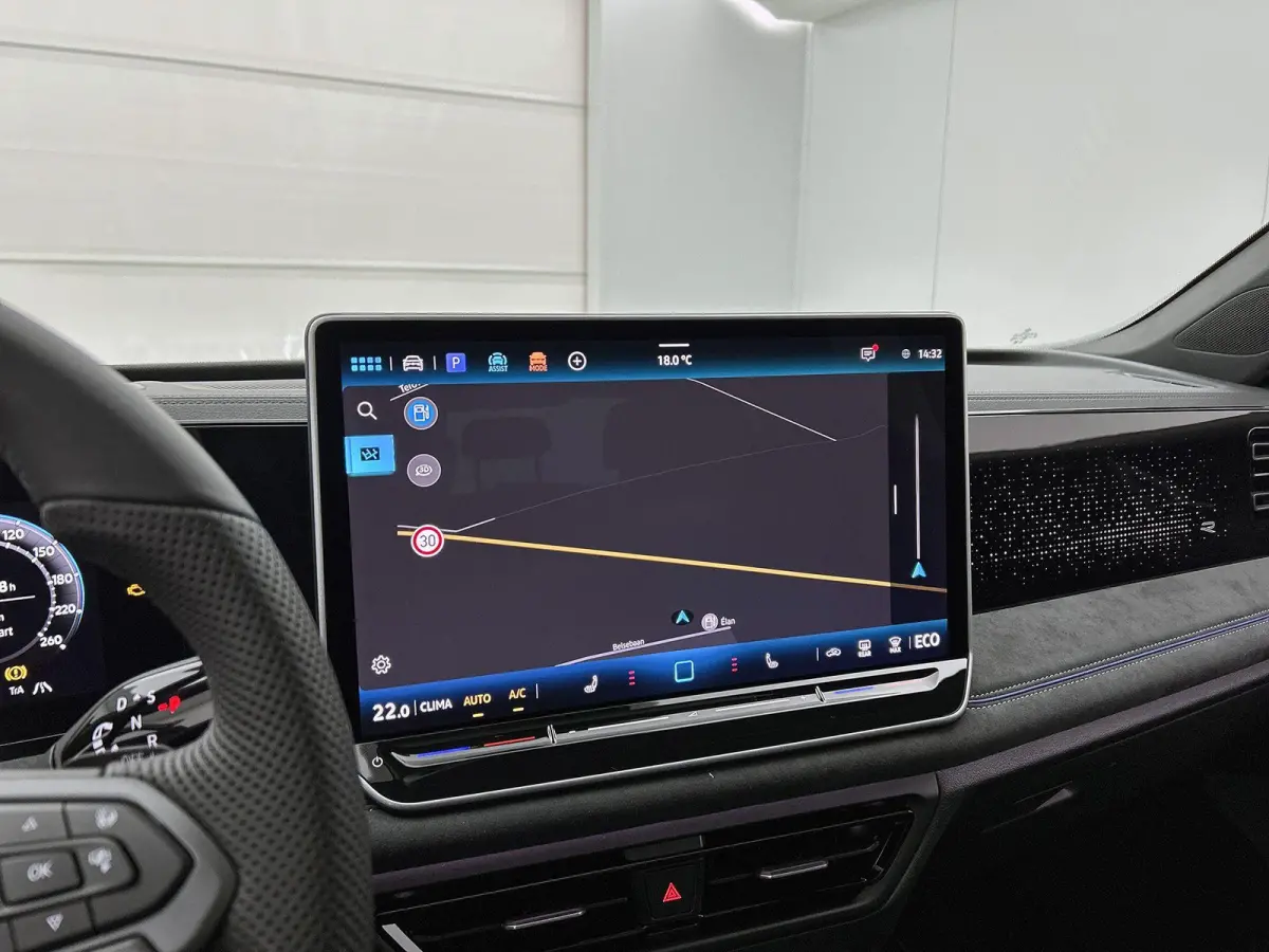 1.5 eHybrid R-Line Edition 204 PK Plug in Hybride | Panoramadak | Black Style | Apple Carplay | 360 Camera | Stoelverwarming | Navigatie | Achterklep elektrisch | Keyless Access | Head-Up di
