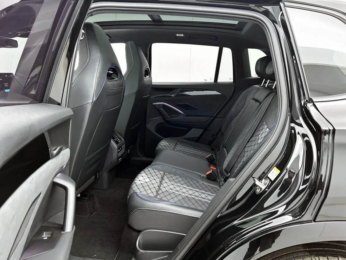 1.5 eHybrid R-Line Edition 204 PK Plug in Hybride | Panoramadak | Black Style | Apple Carplay | 360 Camera | Stoelverwarming | Navigatie | Achterklep elektrisch | Keyless Access | Head-Up di