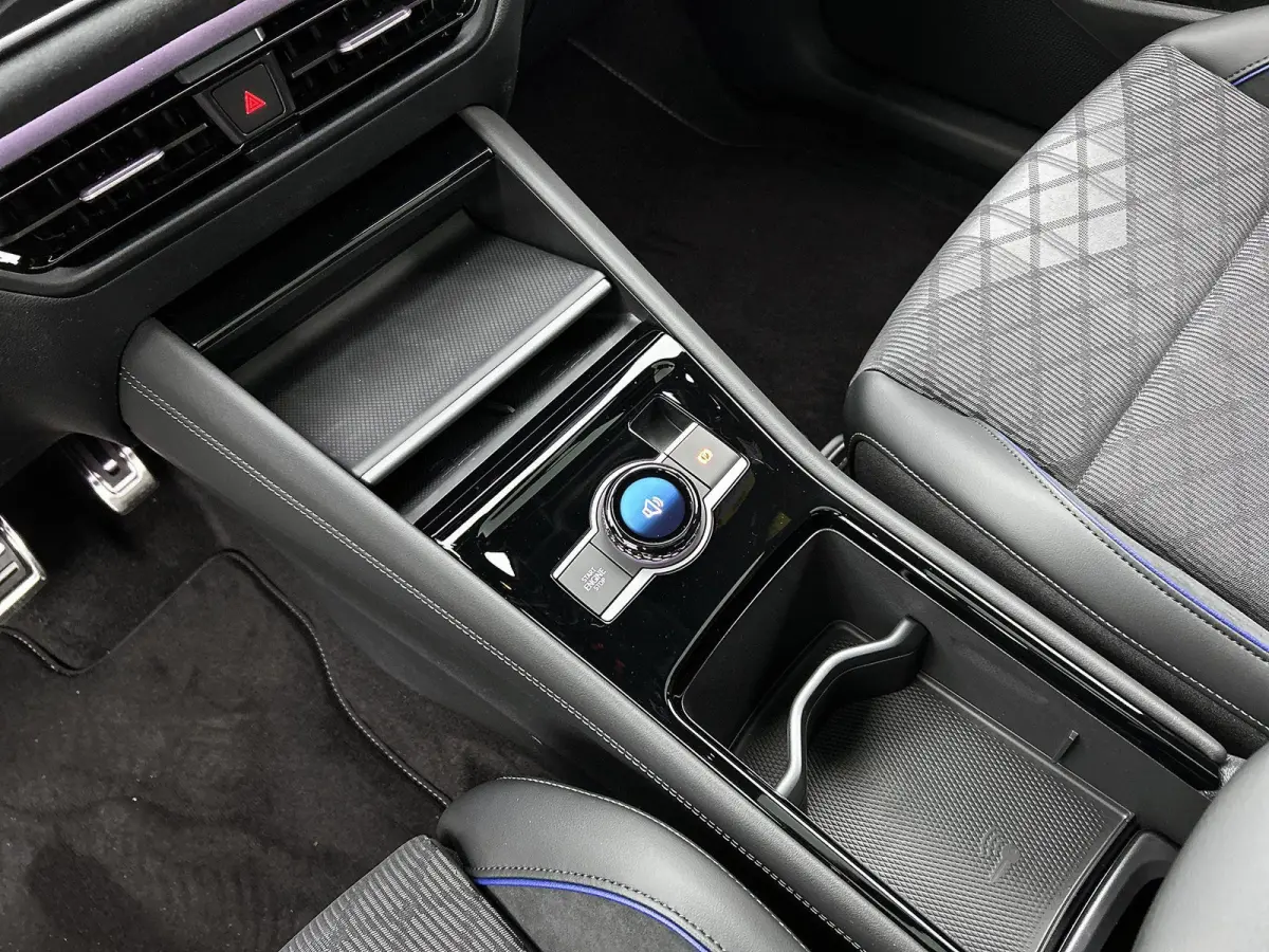 1.5 eHybrid R-Line Edition 204 PK Plug in Hybride | Panoramadak | Black Style | Apple Carplay | 360 Camera | Stoelverwarming | Navigatie | Achterklep elektrisch | Keyless Access | Head-Up di