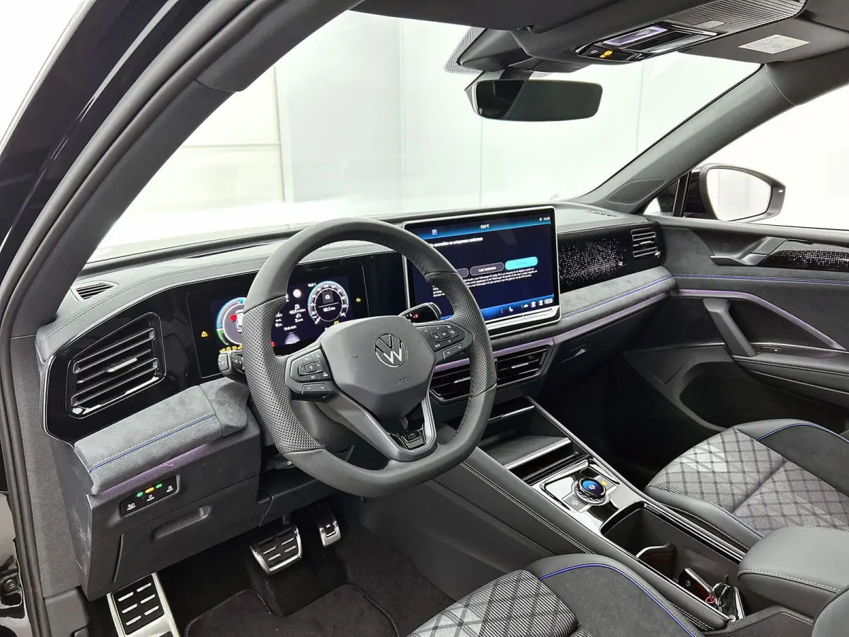1.5 eHybrid R-Line Edition 204 PK Plug in Hybride | Panoramadak | Black Style | Apple Carplay | 360 Camera | Stoelverwarming | Navigatie | Achterklep elektrisch | Keyless Access | Head-Up di