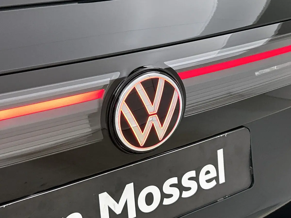 1.5 eHybrid R-Line Edition 204 PK Plug in Hybride | Panoramadak | Black Style | Apple Carplay | 360 Camera | Stoelverwarming | Navigatie | Achterklep elektrisch | Keyless Access | Head-Up di