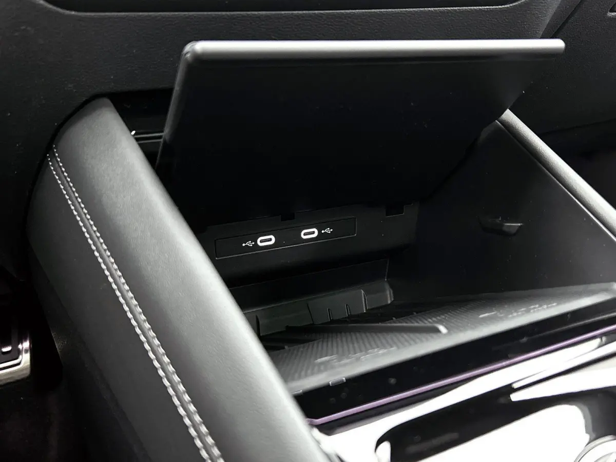 1.5 eHybrid R-Line Edition 204 PK Plug in Hybride | Panoramadak | Black Style | Apple Carplay | 360 Camera | Stoelverwarming | Navigatie | Achterklep elektrisch | Keyless Access | Head-Up di
