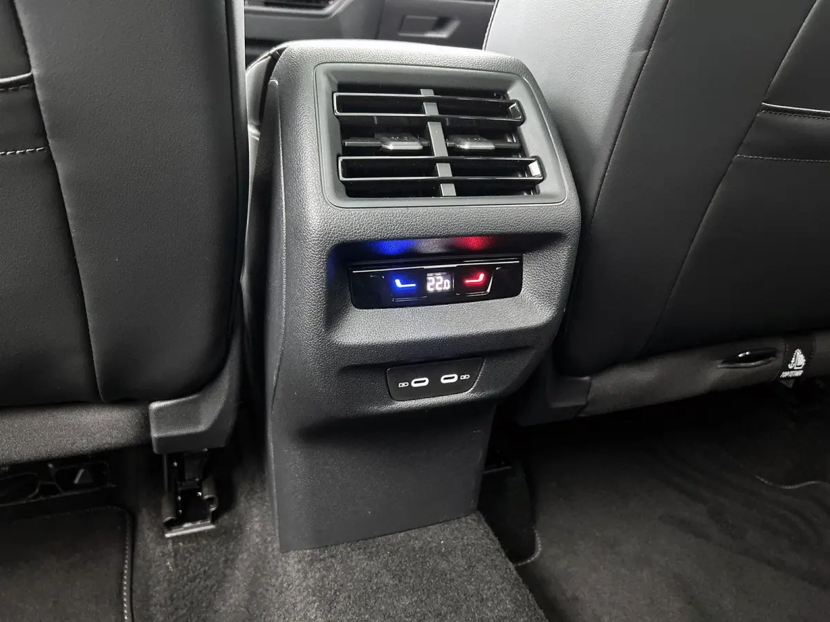 1.5 eHybrid R-Line Edition 204 PK Plug in Hybride | Panoramadak | Black Style | Apple Carplay | 360 Camera | Stoelverwarming | Navigatie | Achterklep elektrisch | Keyless Access | Head-Up di