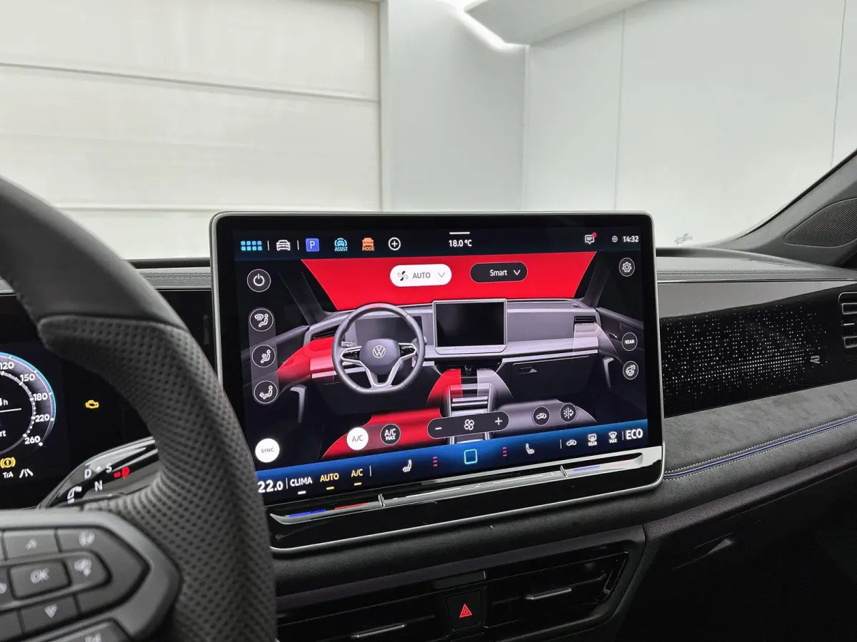 1.5 eHybrid R-Line Edition 204 PK Plug in Hybride | Panoramadak | Black Style | Apple Carplay | 360 Camera | Stoelverwarming | Navigatie | Achterklep elektrisch | Keyless Access | Head-Up di