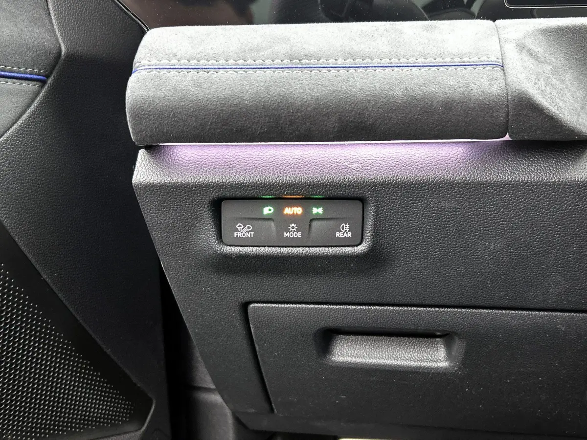 1.5 eHybrid R-Line Edition 204 PK Plug in Hybride | Panoramadak | Black Style | Apple Carplay | 360 Camera | Stoelverwarming | Navigatie | Achterklep elektrisch | Keyless Access | Head-Up di