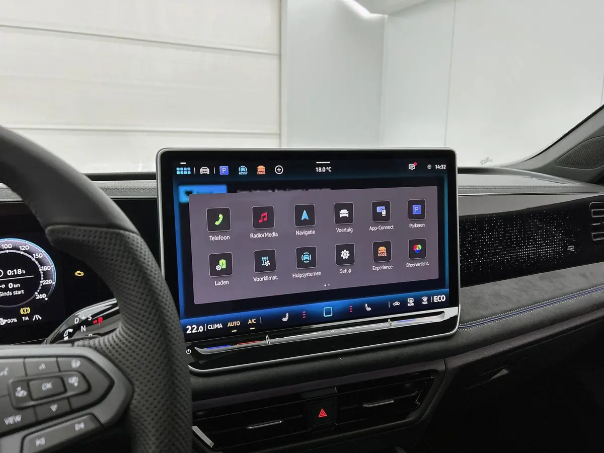 1.5 eHybrid R-Line Edition 204 PK Plug in Hybride | Panoramadak | Black Style | Apple Carplay | 360 Camera | Stoelverwarming | Navigatie | Achterklep elektrisch | Keyless Access | Head-Up di