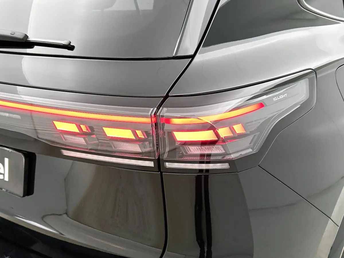 1.5 eHybrid R-Line Edition 204 PK Plug in Hybride | Panoramadak | Black Style | Apple Carplay | 360 Camera | Stoelverwarming | Navigatie | Achterklep elektrisch | Keyless Access | Head-Up di