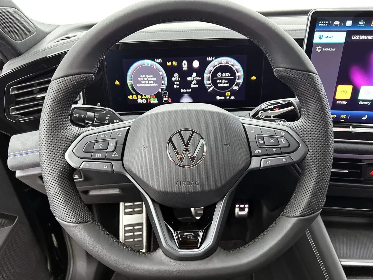 1.5 eHybrid R-Line Edition 204 PK Plug in Hybride | Panoramadak | Black Style | Apple Carplay | 360 Camera | Stoelverwarming | Navigatie | Achterklep elektrisch | Keyless Access | Head-Up di
