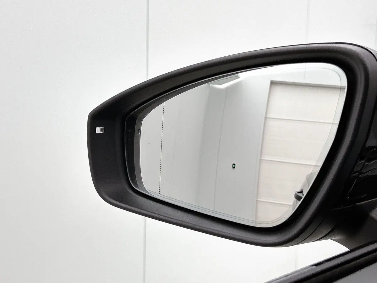 1.5 eHybrid R-Line Edition 204 PK Plug in Hybride | Panoramadak | Black Style | Apple Carplay | 360 Camera | Stoelverwarming | Navigatie | Achterklep elektrisch | Keyless Access | Head-Up di