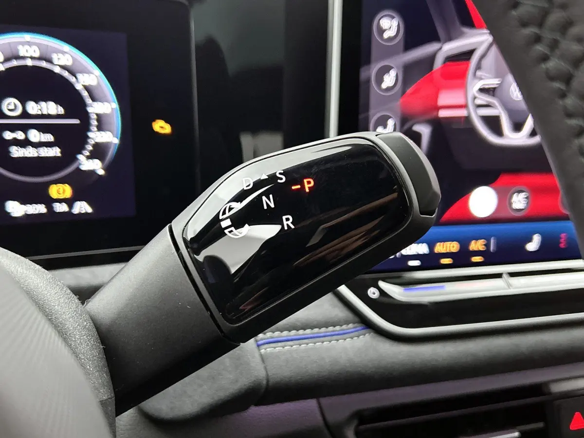 1.5 eHybrid R-Line Edition 204 PK Plug in Hybride | Panoramadak | Black Style | Apple Carplay | 360 Camera | Stoelverwarming | Navigatie | Achterklep elektrisch | Keyless Access | Head-Up di